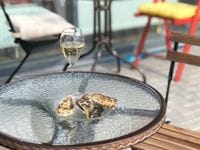Déguster huitres et vin blanc à St Denis d'Oléron café la Dyo